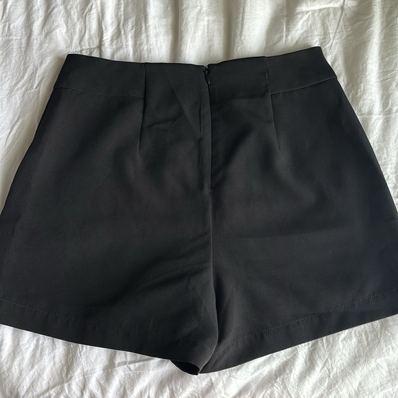 Express black shorts Size 2 - Picture 2 of 4
